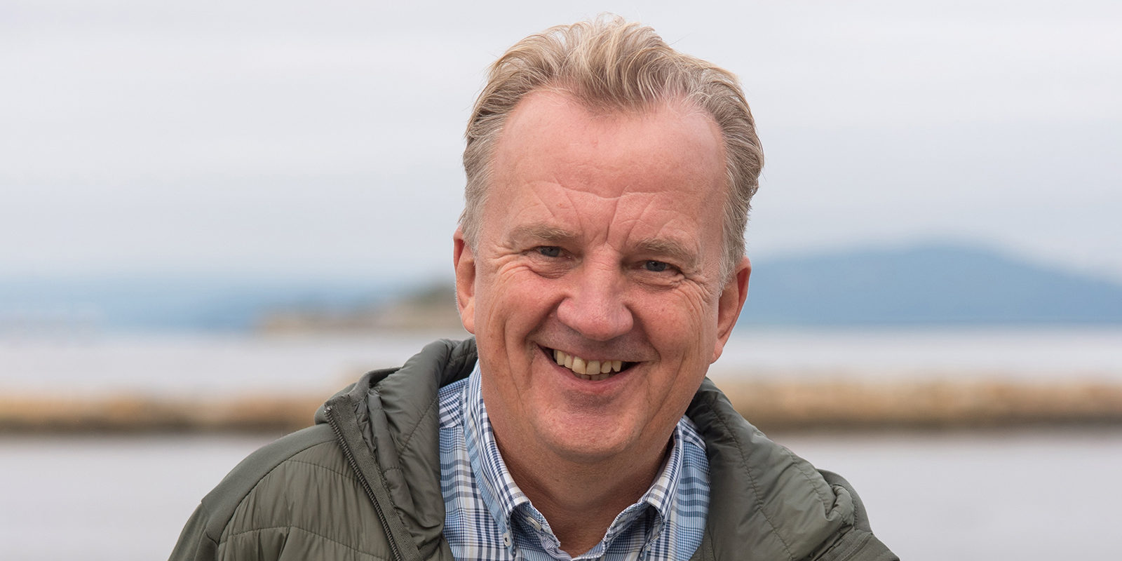 Spillfree-John-Harald-Pettersen Mann som smiler med hav i bakgrunn. Foto