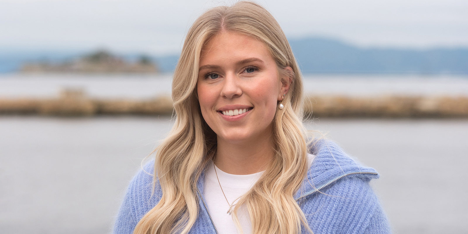 Spillfree-May-Tove-Hovdal Dame som smiler med hav i bakgrunn. Foto