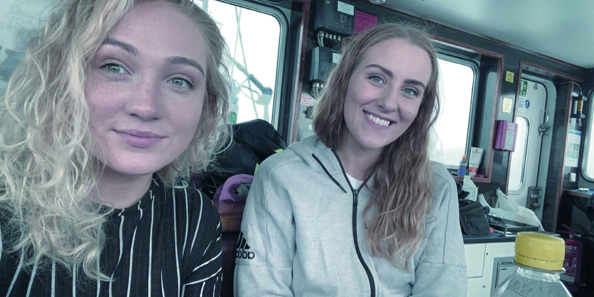 To damer som smiler. Foto.