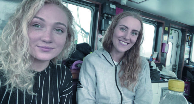 To damer som smiler. Foto.