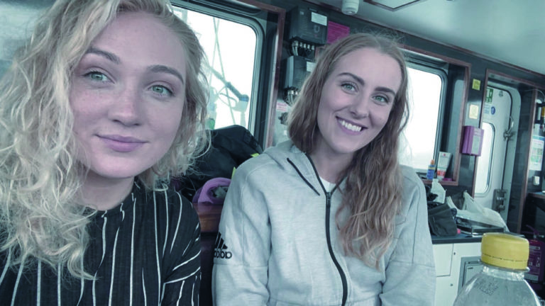 To damer som smiler. Foto.