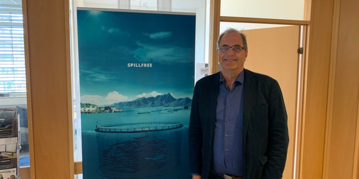 Styreleder Olav Jamtøy Mann som smiler i kontorlokaler. Foto