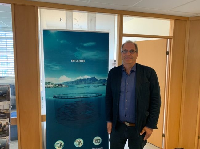 Ny styreleder Mann som smiler i kontorlokaler. Foto