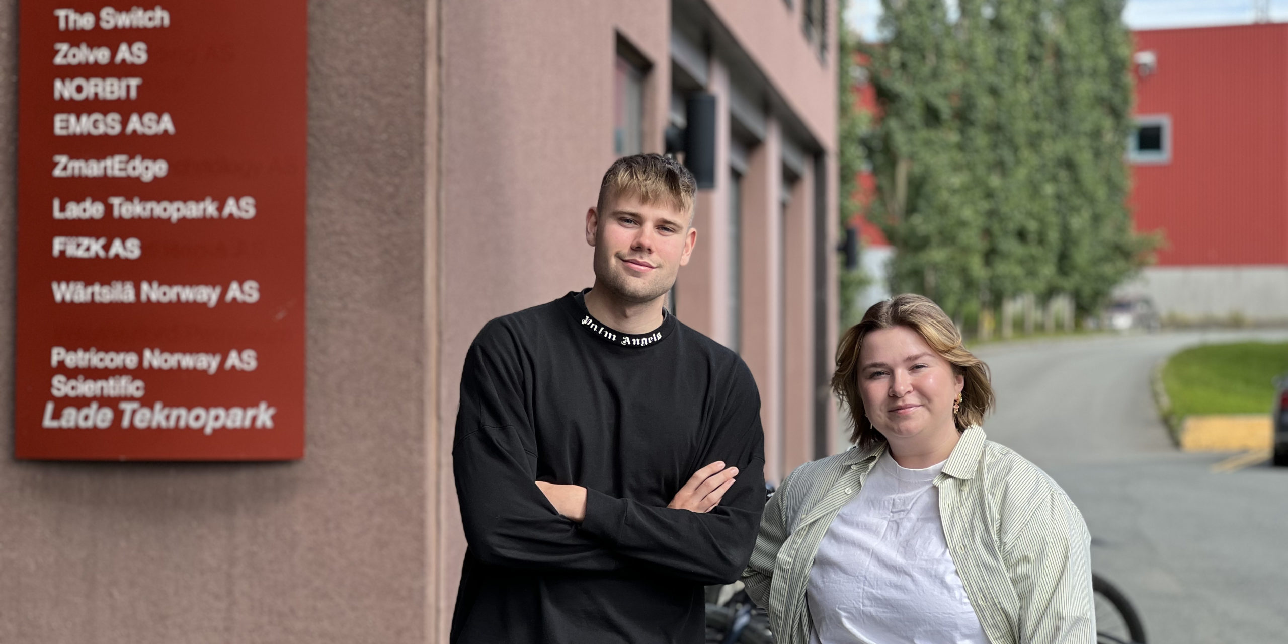 IMG_0007 Mann og dame som smiler for kontorbygg i Trondheim