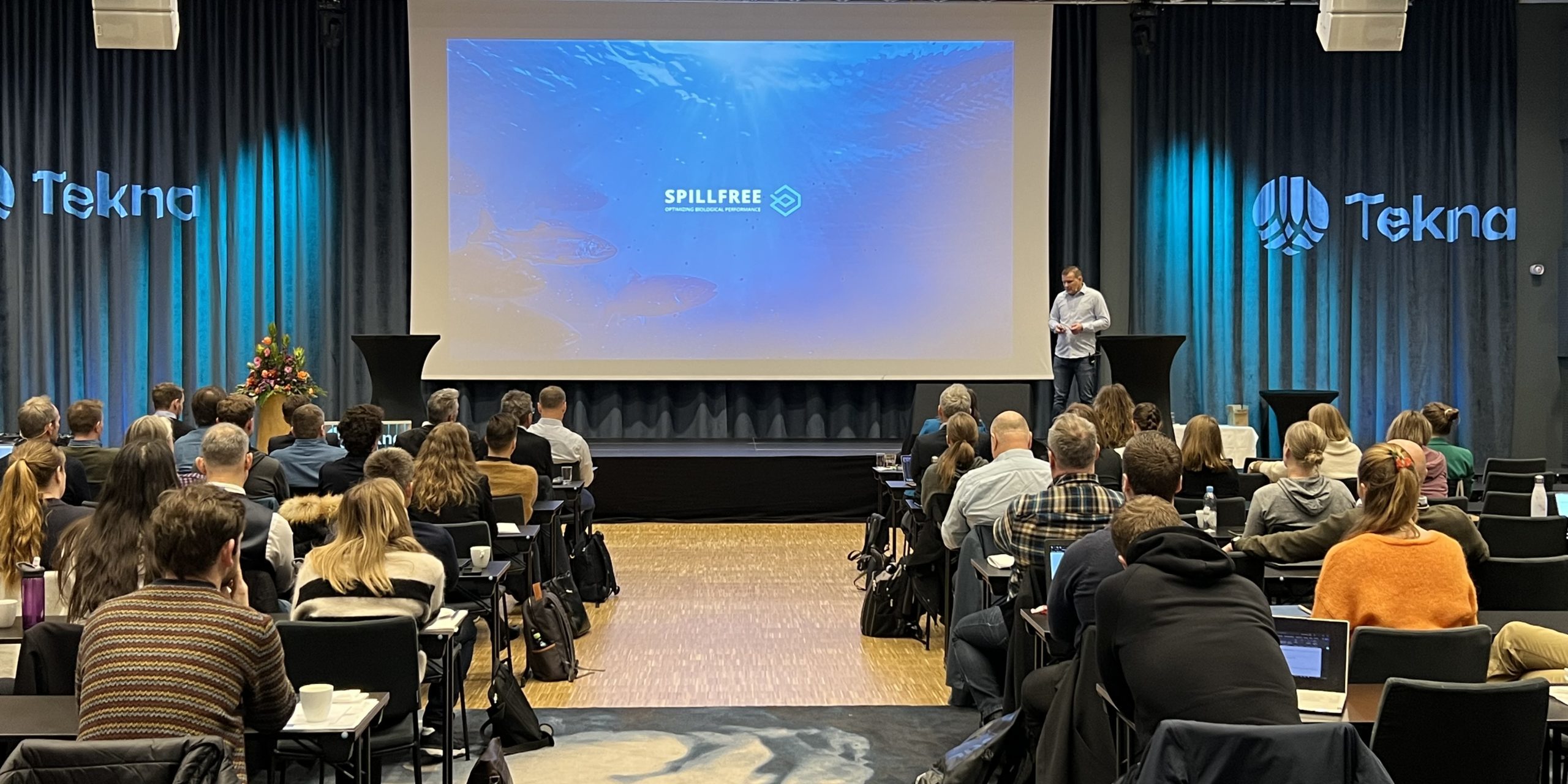 Tekna Havbrukskonferanse Sal med tilhørere på foran lerret. Foto