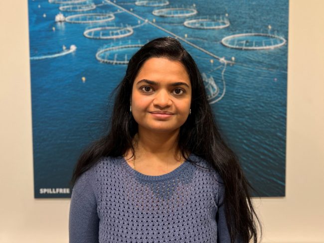 Shanmugapriya-Survarachakan-Spillfree Dame som spiler foran et bilde. Foto