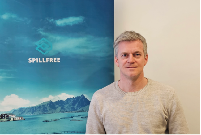 Spillfree-Kåre-Gruven Mann som smiler foran en reklamebanner. Foto