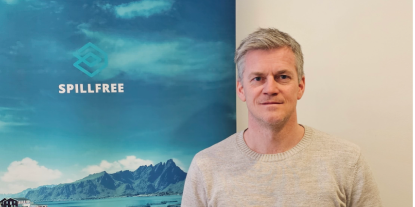 Spillfree-Kåre-Gruven Mann som smiler foran en reklamebanner. Foto