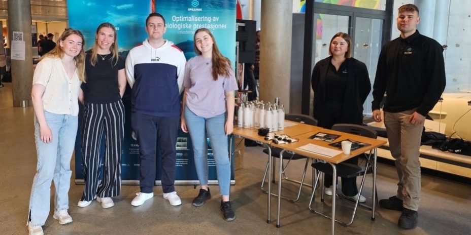 Spillfree på Havbruksdagen Seks menn og damer foran reklameplakat.