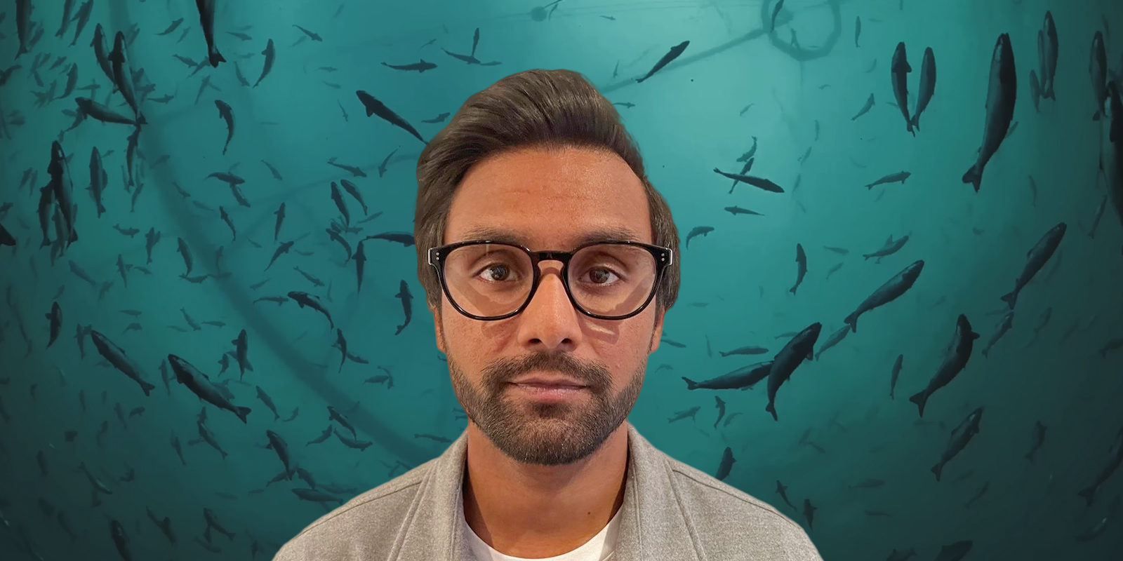 Spillfree-Yagavan Mann som smiler med fisk i bakgrunn. Foto