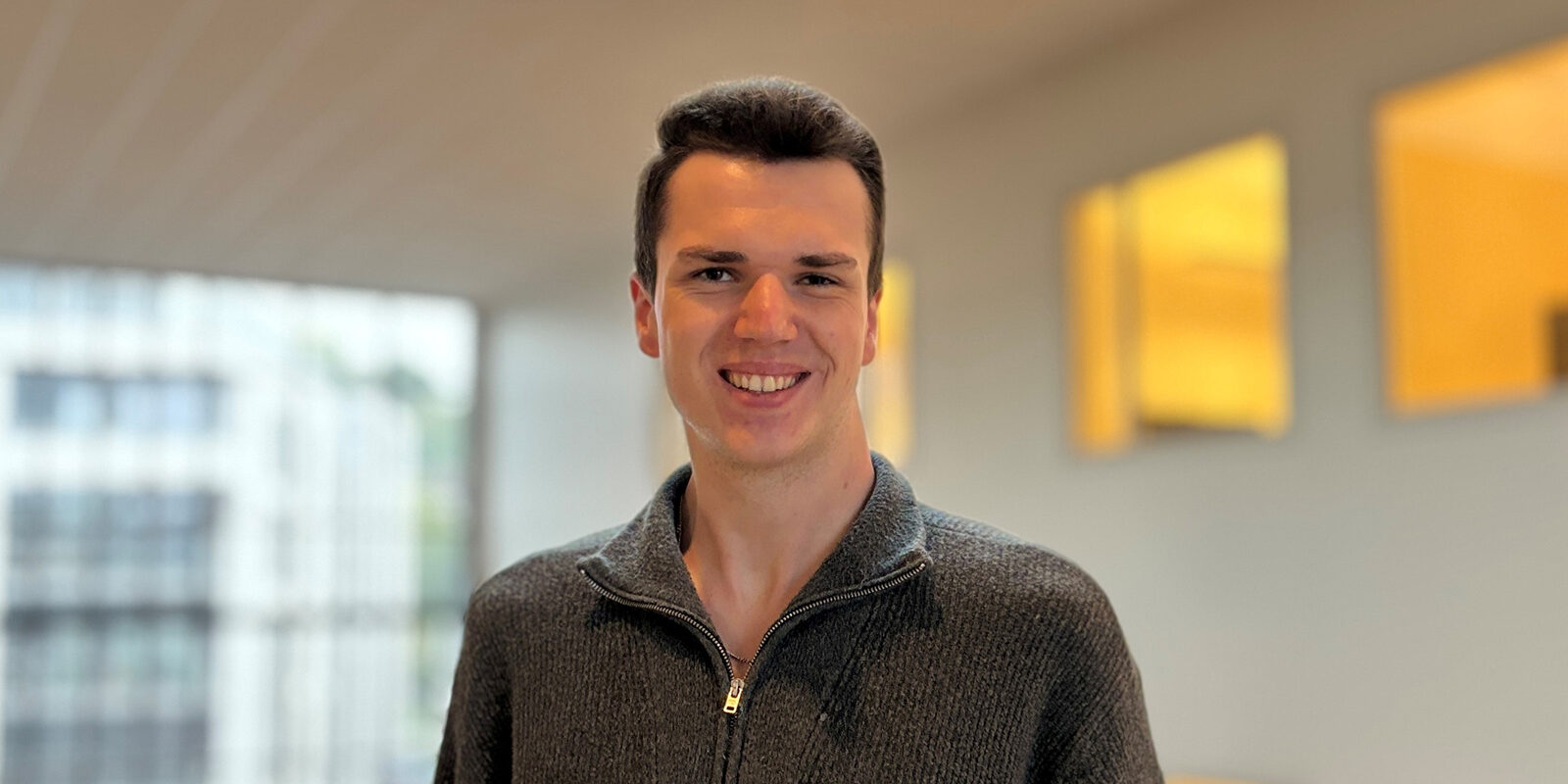 Fredrik-web Mann som smiler. Foto