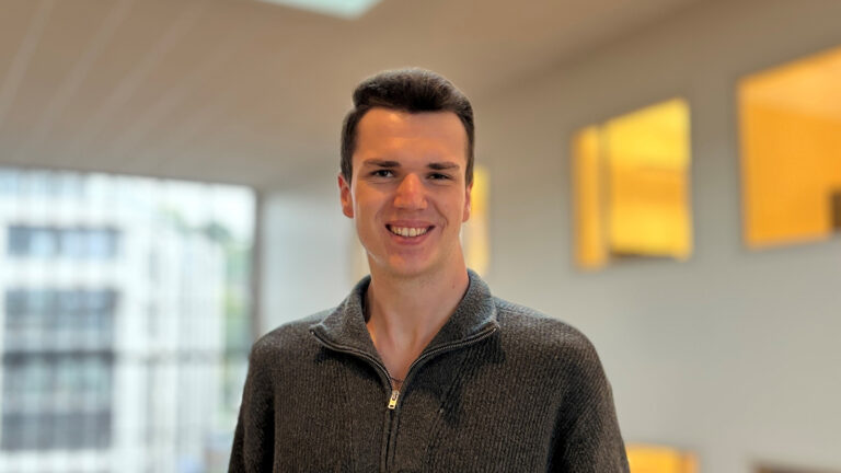 Mann som smiler. Foto