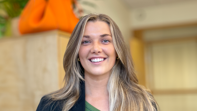 Julie-Mjøen Dame med langt hår