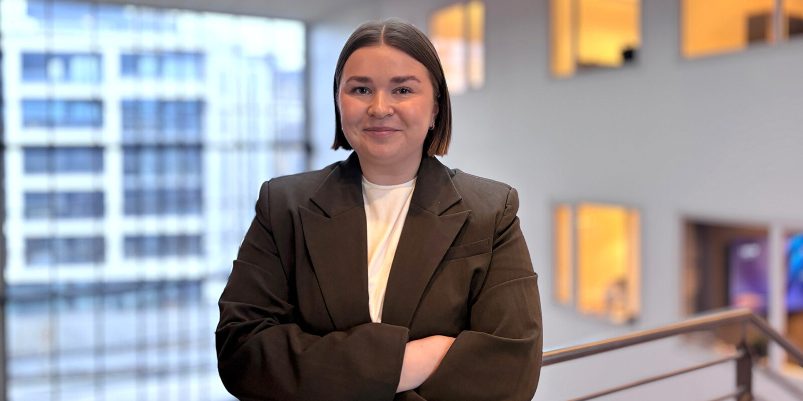 Bilde av dame i kontorbygg.