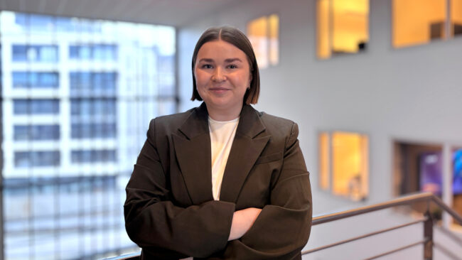 Bilde av dame i kontorbygg.