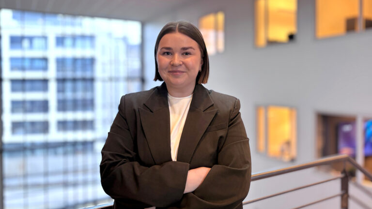 Bilde av dame i kontorbygg.