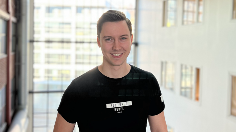 Mann i sort t-skjorte